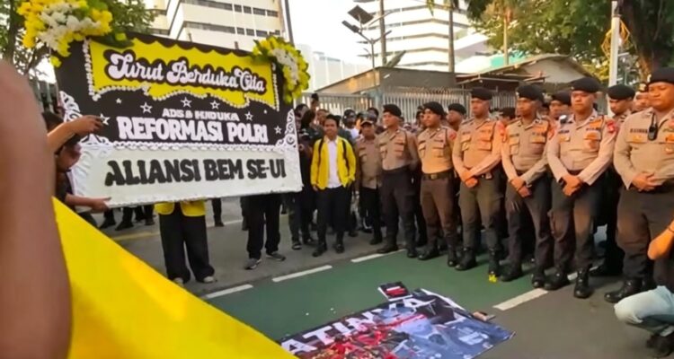 Doc. Sejumlah mahasiswa yang tergabung dalam Aliansi BEM UI membawa karangan bunga bertuliskan "Turut Berduka Cita Reformasi Polri – Aliansi BEM UI" saat menggelar aksi demonstrasi dalam rangka memperingati Hari Bhayangkara ke-79 di kawasan Jalan Trunojoyo, Jakarta Selatan, Rabu (1/7/2026).
