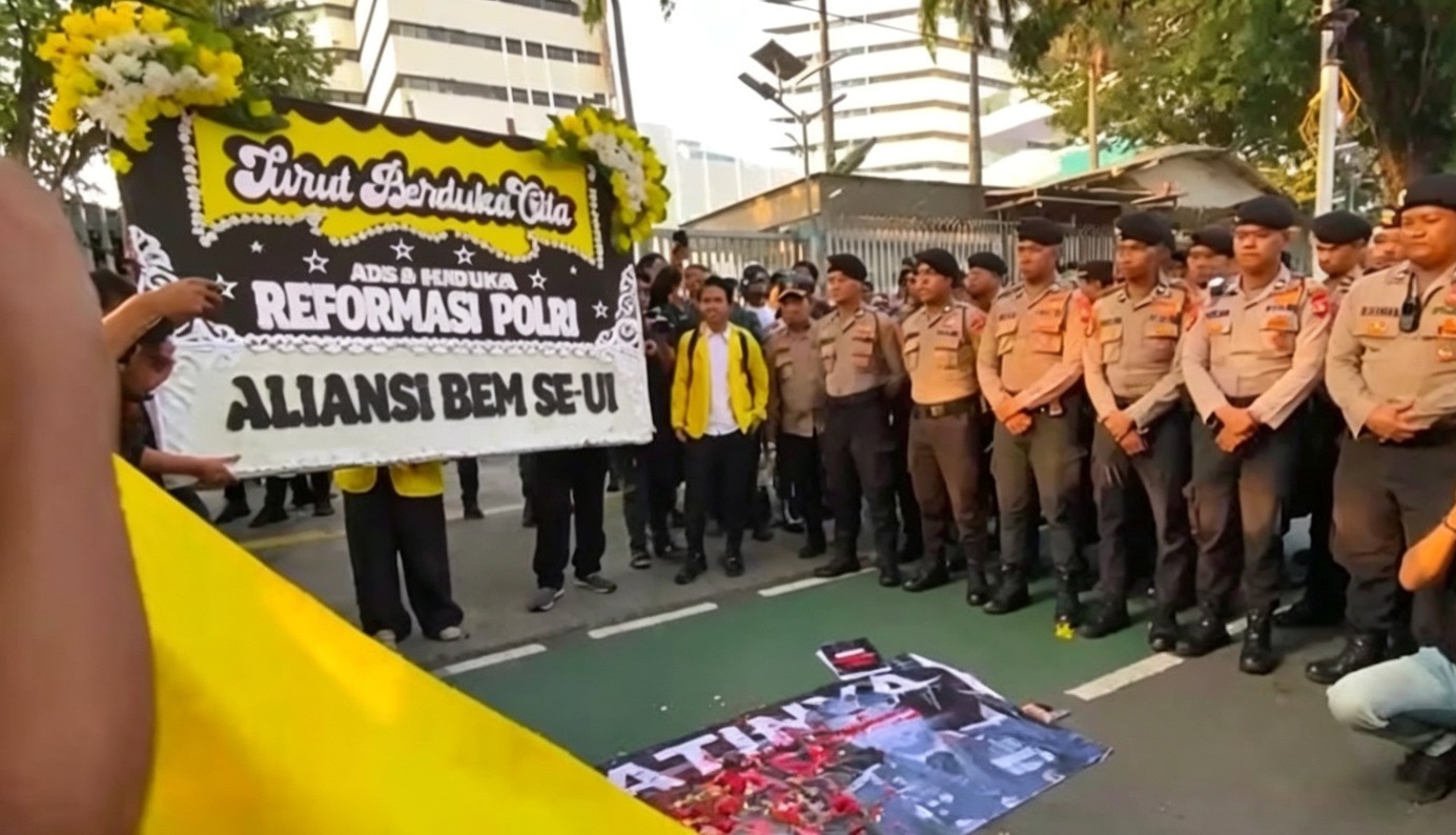 Doc. Sejumlah mahasiswa yang tergabung dalam Aliansi BEM UI membawa karangan bunga bertuliskan "Turut Berduka Cita Reformasi Polri – Aliansi BEM UI" saat menggelar aksi demonstrasi dalam rangka memperingati Hari Bhayangkara ke-79 di kawasan Jalan Trunojoyo, Jakarta Selatan, Rabu (1/7/2026).