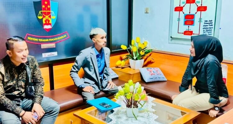 Doc. Exsel didampingi tim pendamping hukum FERADI WPI berada di Bidang Profesi dan Pengamanan (Propam) Polda Jawa Barat usai menyampaikan pengaduan terkait dugaan penghambatan penyelesaian perkara melalui mekanisme Restorative Justice serta dugaan pungutan liar, Kamis (2/7/2026).