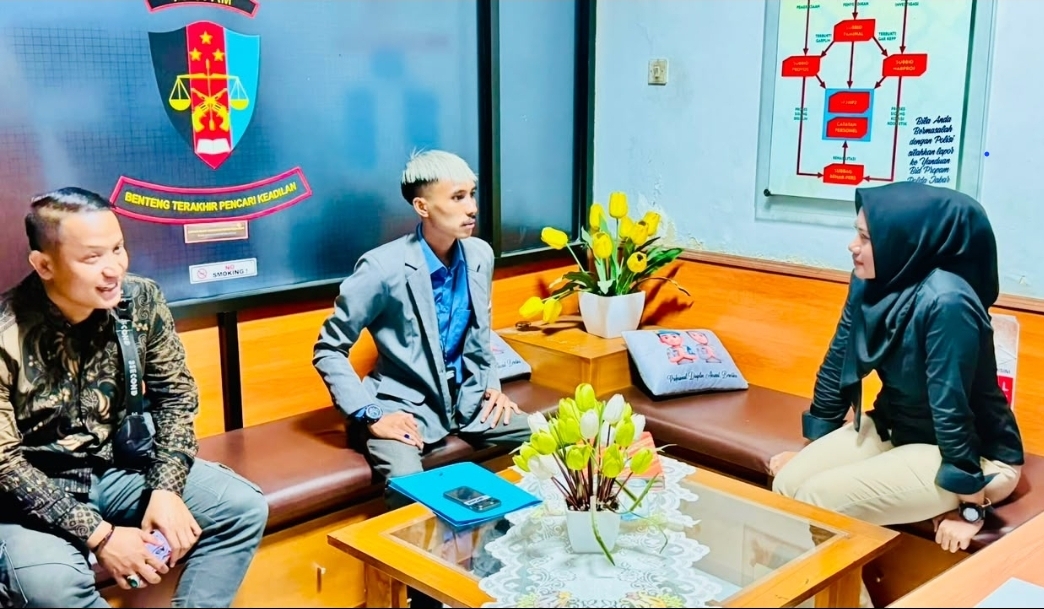 Doc. Exsel didampingi tim pendamping hukum FERADI WPI berada di Bidang Profesi dan Pengamanan (Propam) Polda Jawa Barat usai menyampaikan pengaduan terkait dugaan penghambatan penyelesaian perkara melalui mekanisme Restorative Justice serta dugaan pungutan liar, Kamis (2/7/2026).