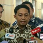 Doc. Menteri Kehutanan Raja Juli Antoni memberikan keterangan kepada awak media dalam konferensi pers di Kantor Kementerian Kehutanan, Jakarta, Jumat (3/7/2026), terkait klarifikasi mengenai amplop yang ditinggalkan usai audiensi dengan Bupati Kuantan Singingi serta komitmen kementerian mendukung proses hukum yang berlangsung.