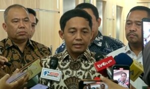 Doc. Menteri Kehutanan Raja Juli Antoni memberikan keterangan kepada awak media dalam konferensi pers di Kantor Kementerian Kehutanan, Jakarta, Jumat (3/7/2026), terkait klarifikasi mengenai amplop yang ditinggalkan usai audiensi dengan Bupati Kuantan Singingi serta komitmen kementerian mendukung proses hukum yang berlangsung.