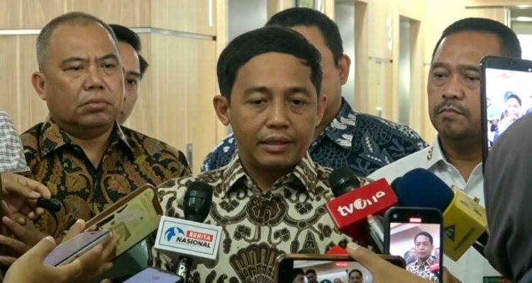 Doc. Menteri Kehutanan Raja Juli Antoni memberikan keterangan kepada awak media dalam konferensi pers di Kantor Kementerian Kehutanan, Jakarta, Jumat (3/7/2026), terkait klarifikasi mengenai amplop yang ditinggalkan usai audiensi dengan Bupati Kuantan Singingi serta komitmen kementerian mendukung proses hukum yang berlangsung.