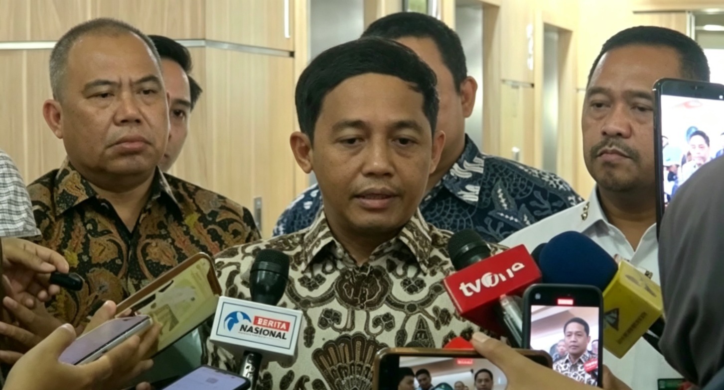 Doc. Menteri Kehutanan Raja Juli Antoni memberikan keterangan kepada awak media dalam konferensi pers di Kantor Kementerian Kehutanan, Jakarta, Jumat (3/7/2026), terkait klarifikasi mengenai amplop yang ditinggalkan usai audiensi dengan Bupati Kuantan Singingi serta komitmen kementerian mendukung proses hukum yang berlangsung.