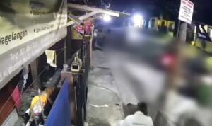 Doc. Tangkapan layar rekaman CCTV yang merekam dugaan aksi pembegalan di Jalan Masjid Al Wustho, Kelurahan Pondok Bambu, Kecamatan Duren Sawit, Jakarta Timur. Area yang memperlihatkan titik kejadian sengaja diburamkan (blur) oleh redaksi guna melindungi identitas korban, menghindari penyebaran unsur kekerasan secara visual, serta menghormati proses penyidikan yang masih berlangsung.