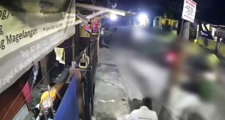 Doc. Tangkapan layar rekaman CCTV yang merekam dugaan aksi pembegalan di Jalan Masjid Al Wustho, Kelurahan Pondok Bambu, Kecamatan Duren Sawit, Jakarta Timur. Area yang memperlihatkan titik kejadian sengaja diburamkan (blur) oleh redaksi guna melindungi identitas korban, menghindari penyebaran unsur kekerasan secara visual, serta menghormati proses penyidikan yang masih berlangsung.