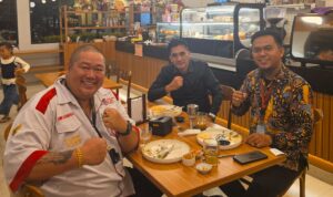 Donny Andretti Jalin Silaturahmi dengan Advokat Aprizal, Bahas Penguatan Sinergi Penegakan Hukum Doc. Adv. Donny Andretti dan Adv. Aprizal berdiskusi dalam pertemuan silaturahmi di Semarang, Jumat (3/7/2026). Pertemuan tersebut menjadi forum untuk bertukar pandangan mengenai penguatan komunikasi antarsesama advokat serta perkembangan isu-isu penegakan hukum di Indonesia.