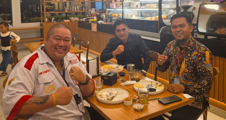 Doc. Adv. Donny Andretti dan Adv. Aprizal berdiskusi dalam pertemuan silaturahmi di Semarang, Jumat (3/7/2026). Pertemuan tersebut menjadi forum untuk bertukar pandangan mengenai penguatan komunikasi antarsesama advokat serta perkembangan isu-isu penegakan hukum di Indonesia.
