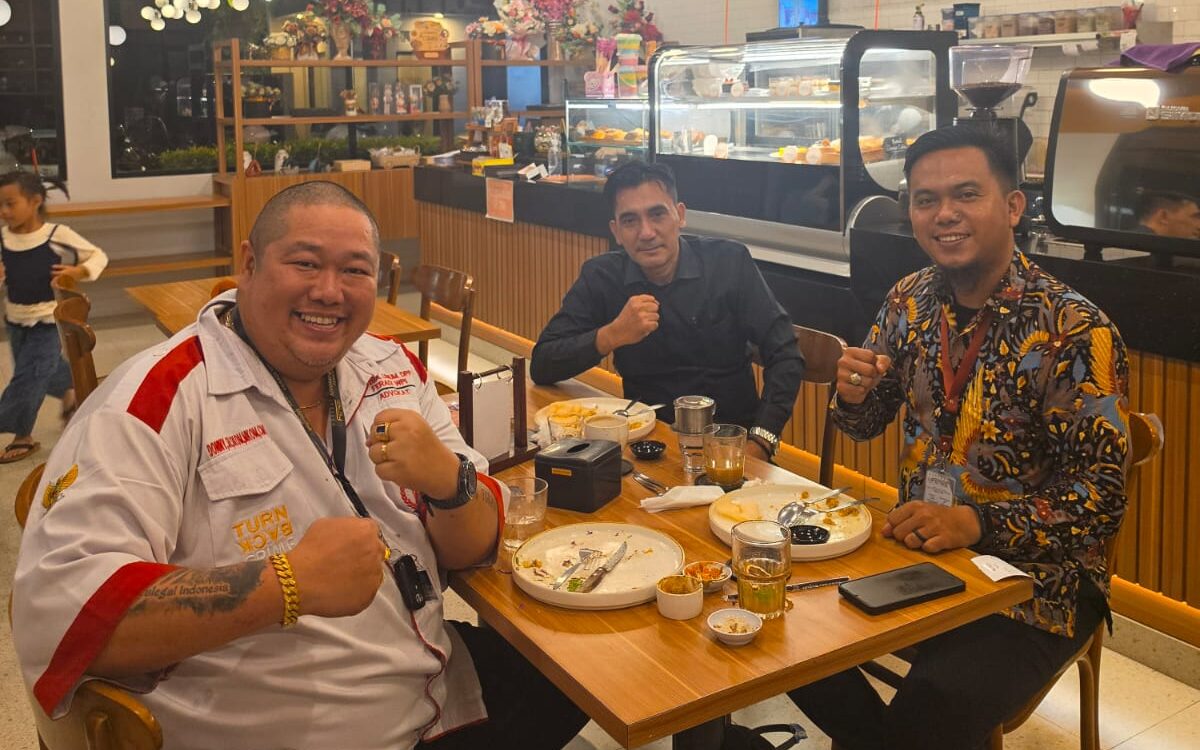Doc. Adv. Donny Andretti dan Adv. Aprizal berdiskusi dalam pertemuan silaturahmi di Semarang, Jumat (3/7/2026). Pertemuan tersebut menjadi forum untuk bertukar pandangan mengenai penguatan komunikasi antarsesama advokat serta perkembangan isu-isu penegakan hukum di Indonesia.