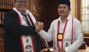 Doc. Adv. Donny Andretti dan Sukindar menghadiri salah satu kegiatan organisasi. Pertemuan tersebut menjadi bagian dari komunikasi dan koordinasi dalam penguatan struktur organisasi serta pembahasan program bantuan hukum bagi masyarakat.