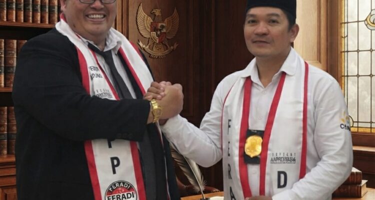 Doc. Adv. Donny Andretti dan Sukindar menghadiri salah satu kegiatan organisasi. Pertemuan tersebut menjadi bagian dari komunikasi dan koordinasi dalam penguatan struktur organisasi serta pembahasan program bantuan hukum bagi masyarakat.