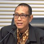 Doc. PLT Direktur Penyidikan KPK, Ahmad Thaufik Husein, menyampaikan keterangan kepada awak media dalam konferensi pers di Gedung KPK, Jakarta, terkait perkembangan penyidikan dugaan tindak pidana korupsi yang melibatkan Bupati Kuantan Singingi (Kuansing). Dalam kesempatan tersebut, KPK menjelaskan bahwa pengembalian amplop berisi uang kepada Menteri Kehutanan Raja Juli Antoni tidak serta-merta menghapus dugaan unsur tindak pidana apabila unsur suap telah terpenuhi pada saat penyerahan.