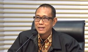 Doc. PLT Direktur Penyidikan KPK, Ahmad Thaufik Husein, menyampaikan keterangan kepada awak media dalam konferensi pers di Gedung KPK, Jakarta, terkait perkembangan penyidikan dugaan tindak pidana korupsi yang melibatkan Bupati Kuantan Singingi (Kuansing). Dalam kesempatan tersebut, KPK menjelaskan bahwa pengembalian amplop berisi uang kepada Menteri Kehutanan Raja Juli Antoni tidak serta-merta menghapus dugaan unsur tindak pidana apabila unsur suap telah terpenuhi pada saat penyerahan.