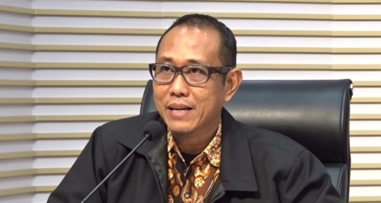 KPK: Pengembalian Amplop oleh Raja Juli Antoni Tidak Serta-Merta Menghapus Dugaan Tindak Pidana Doc. PLT Direktur Penyidikan KPK, Ahmad Thaufik Husein, menyampaikan keterangan kepada awak media dalam konferensi pers di Gedung KPK, Jakarta, terkait perkembangan penyidikan dugaan tindak pidana korupsi yang melibatkan Bupati Kuantan Singingi (Kuansing). Dalam kesempatan tersebut, KPK menjelaskan bahwa pengembalian amplop berisi uang kepada Menteri Kehutanan Raja Juli Antoni tidak serta-merta menghapus dugaan unsur tindak pidana apabila unsur suap telah terpenuhi pada saat penyerahan.