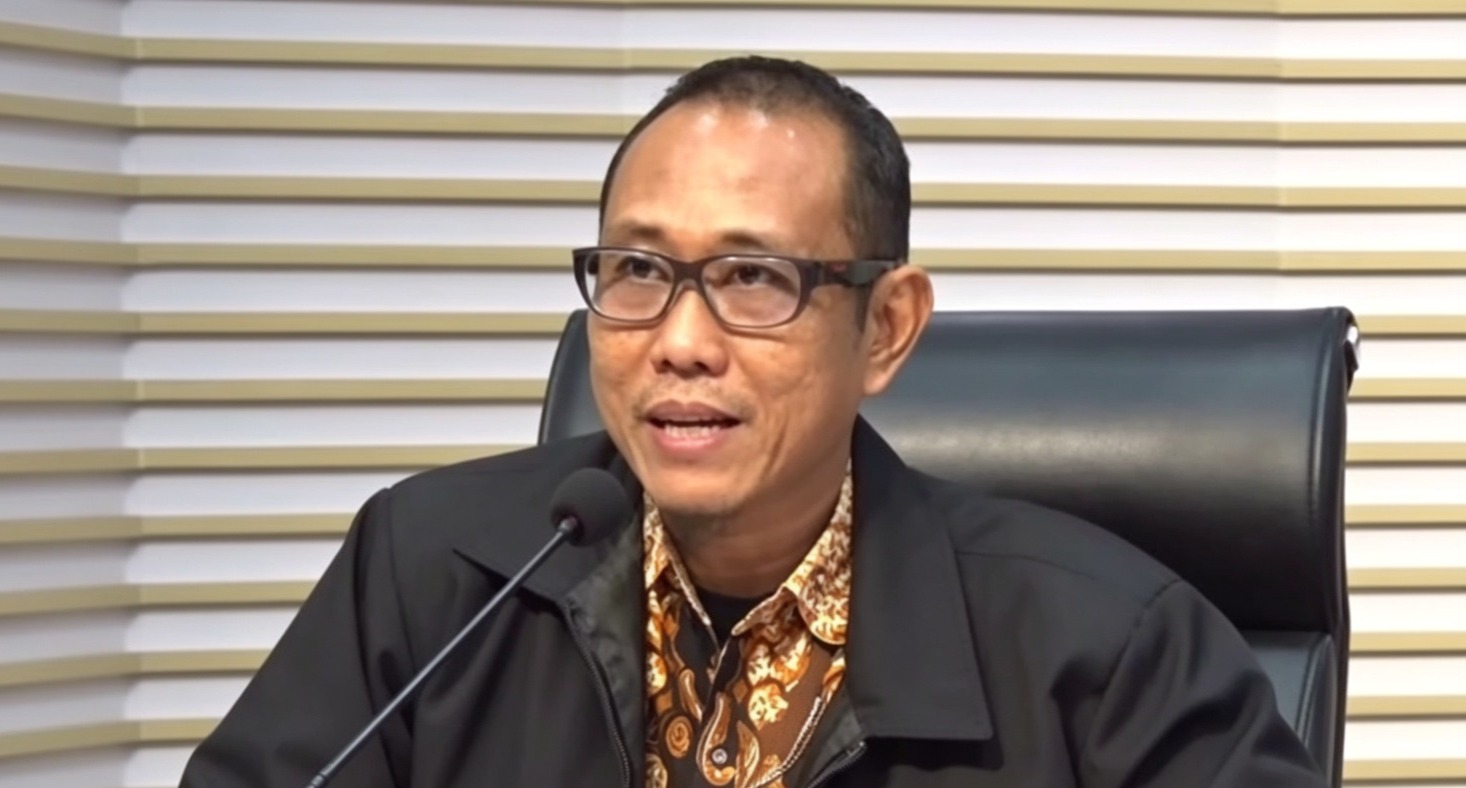 Doc. PLT Direktur Penyidikan KPK, Ahmad Thaufik Husein, menyampaikan keterangan kepada awak media dalam konferensi pers di Gedung KPK, Jakarta, terkait perkembangan penyidikan dugaan tindak pidana korupsi yang melibatkan Bupati Kuantan Singingi (Kuansing). Dalam kesempatan tersebut, KPK menjelaskan bahwa pengembalian amplop berisi uang kepada Menteri Kehutanan Raja Juli Antoni tidak serta-merta menghapus dugaan unsur tindak pidana apabila unsur suap telah terpenuhi pada saat penyerahan.