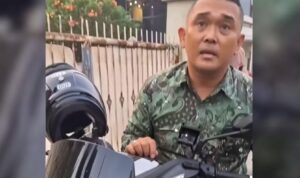Viral Klaim Anggota TNI Saat Ditegur Melintas Melawan Arah di Trotoar, Pria di Depok Akui Bukan Prajurit dan Minta Maaf Doc. Tangkapan layar video yang beredar di media sosial memperlihatkan Syaiful Anwar saat mengendarai sepeda motor melintas di atas trotoar dan mendapat teguran dari seorang pejalan kaki di Jalan Kartini, Kota Depok, Jawa Barat, Jumat (3/7/2026). Insiden tersebut kemudian viral setelah Syaiful mengaku sebagai anggota TNI, namun belakangan telah mengklarifikasi bahwa dirinya bukan anggota TNI dan menyampaikan permohonan maaf.