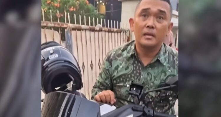 Doc. Tangkapan layar video yang beredar di media sosial memperlihatkan Syaiful Anwar saat mengendarai sepeda motor melintas di atas trotoar dan mendapat teguran dari seorang pejalan kaki di Jalan Kartini, Kota Depok, Jawa Barat, Jumat (3/7/2026). Insiden tersebut kemudian viral setelah Syaiful mengaku sebagai anggota TNI, namun belakangan telah mengklarifikasi bahwa dirinya bukan anggota TNI dan menyampaikan permohonan maaf.