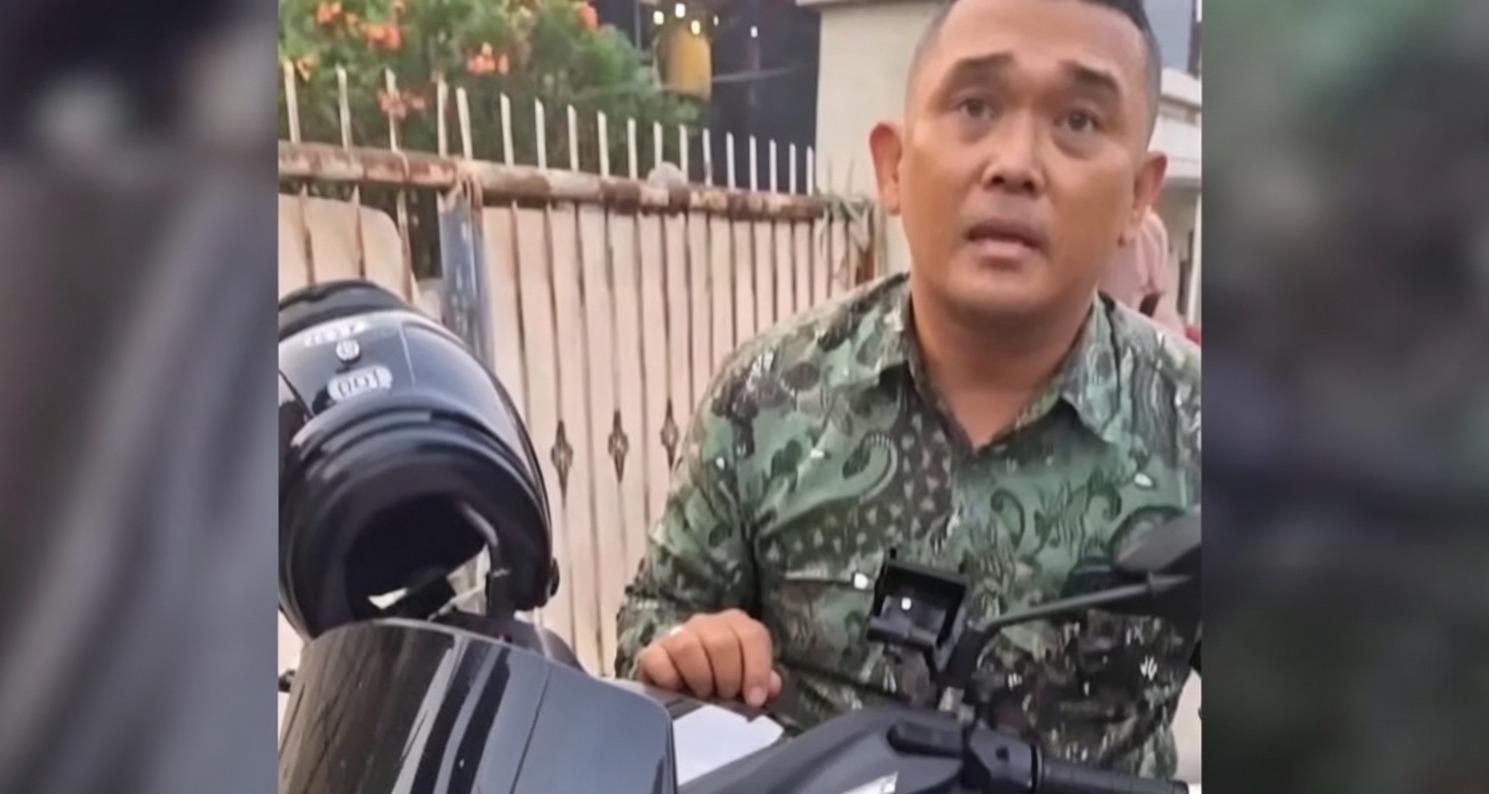 Doc. Tangkapan layar video yang beredar di media sosial memperlihatkan Syaiful Anwar saat mengendarai sepeda motor melintas di atas trotoar dan mendapat teguran dari seorang pejalan kaki di Jalan Kartini, Kota Depok, Jawa Barat, Jumat (3/7/2026). Insiden tersebut kemudian viral setelah Syaiful mengaku sebagai anggota TNI, namun belakangan telah mengklarifikasi bahwa dirinya bukan anggota TNI dan menyampaikan permohonan maaf.