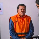 Doc. Bupati Kuantan Singingi, Suhardiman Amby, saat berada di Gedung Merah Putih KPK, Jakarta, setelah diamankan dalam operasi penindakan Komisi Pemberantasan Korupsi (KPK). Penyidik masih mendalami dugaan tindak pidana korupsi melalui pemeriksaan saksi, penelusuran aliran dana, dan pengumpulan alat bukti sesuai ketentuan hukum yang berlaku.