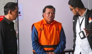 Doc. Bupati Kuantan Singingi, Suhardiman Amby, saat berada di Gedung Merah Putih KPK, Jakarta, setelah diamankan dalam operasi penindakan Komisi Pemberantasan Korupsi (KPK). Penyidik masih mendalami dugaan tindak pidana korupsi melalui pemeriksaan saksi, penelusuran aliran dana, dan pengumpulan alat bukti sesuai ketentuan hukum yang berlaku.