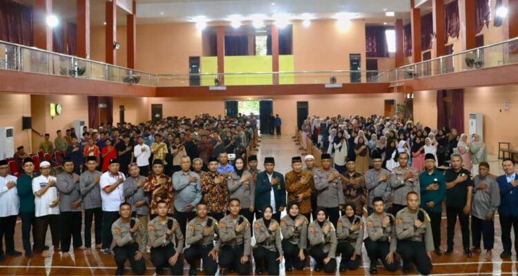 Doc. Peserta Cinta Alam Indonesia (CAI) ke-47 bersama panitia, pengurus LDII Kota Semarang, dan tamu undangan berfoto bersama usai pembukaan kegiatan di Gedung Al Barokah, Kompleks Masjid Al Wali, Semarang, Minggu (5/7/2026).