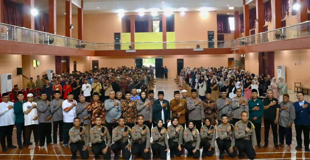 Doc. Peserta Cinta Alam Indonesia (CAI) ke-47 bersama panitia, pengurus LDII Kota Semarang, dan tamu undangan berfoto bersama usai pembukaan kegiatan di Gedung Al Barokah, Kompleks Masjid Al Wali, Semarang, Minggu (5/7/2026).