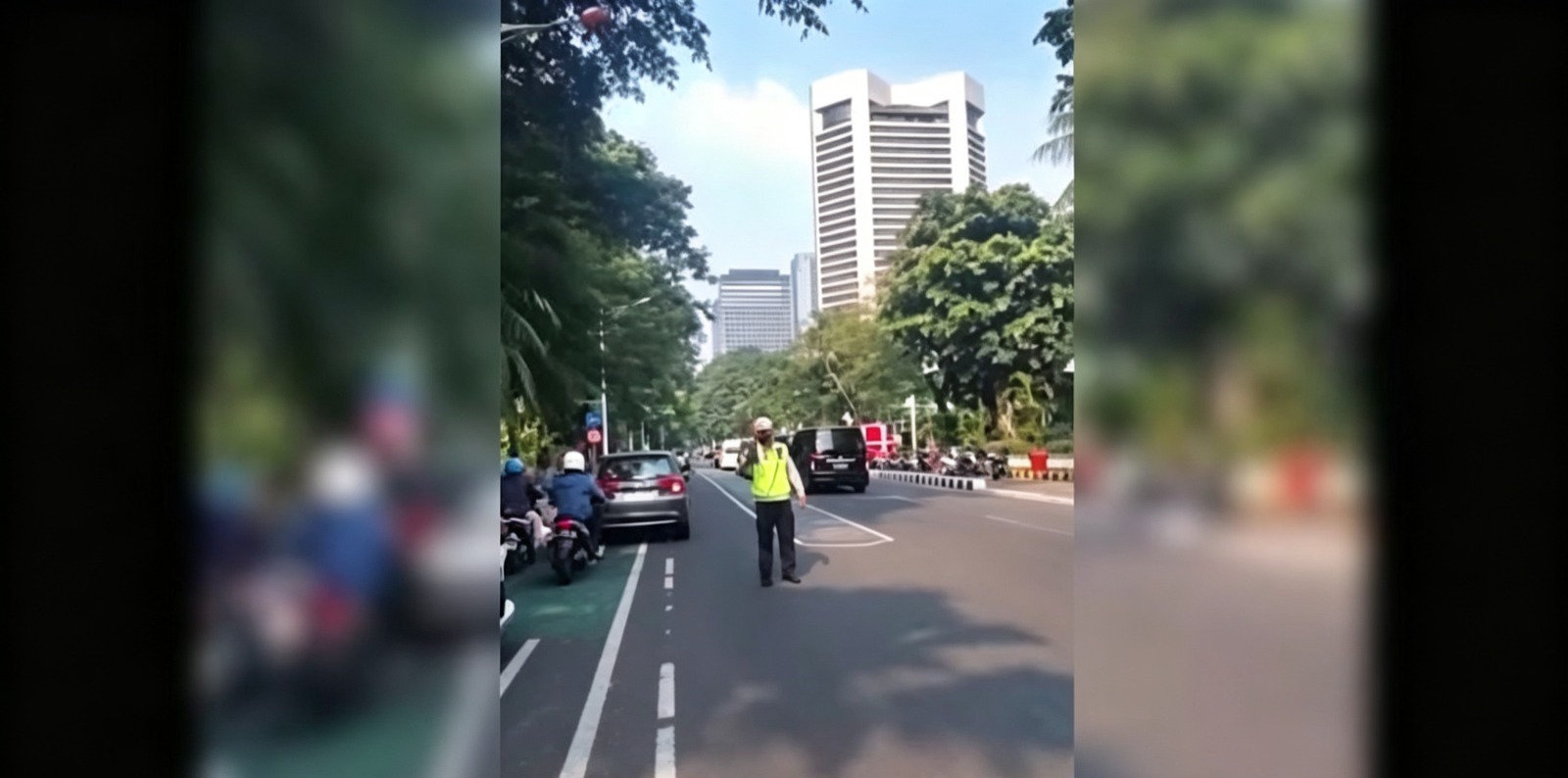 Doc. Tangkapan layar rekaman video yang beredar di media sosial memperlihatkan seorang anggota kepolisian berdiri di tengah badan jalan saat melakukan pengaturan lalu lintas sebelum insiden dugaan pemukulan terhadap kaca ambulans di kawasan Tanah Abang, Jakarta Pusat, Senin (6/7/2026).