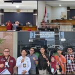 Doc. Kompilasi dokumentasi memperlihatkan rangkaian proses agenda mediasi perkara perdata Nomor 292/Pdt.G/2026/PN Semarang di Pengadilan Negeri Semarang, mulai dari kehadiran para kuasa hukum sebelum persidangan, pelaksanaan tahapan mediasi, hingga foto bersama di depan gedung Pengadilan Negeri Semarang usai agenda mediasi selesai dilaksanakan.