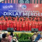 Doc. Para peserta Diklat Sepak Bola Merden Banjarnegara berfoto bersama pengelola, pelatih, dan pendamping di atas panggung utama usai mengikuti rangkaian kegiatan pembinaan. Momen tersebut menjadi bagian dari dokumentasi pelaksanaan program yang memadukan pembinaan sepak bola, pendidikan karakter, dan pembinaan keagamaan di Banjarnegara.