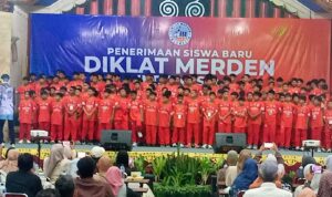 Diklat Merden Banjarnegara Terapkan Pembinaan Sepak Bola Terpadu dengan Pendidikan Karakter dan Keagamaan Doc. Para peserta Diklat Sepak Bola Merden Banjarnegara berfoto bersama pengelola, pelatih, dan pendamping di atas panggung utama usai mengikuti rangkaian kegiatan pembinaan. Momen tersebut menjadi bagian dari dokumentasi pelaksanaan program yang memadukan pembinaan sepak bola, pendidikan karakter, dan pembinaan keagamaan di Banjarnegara.