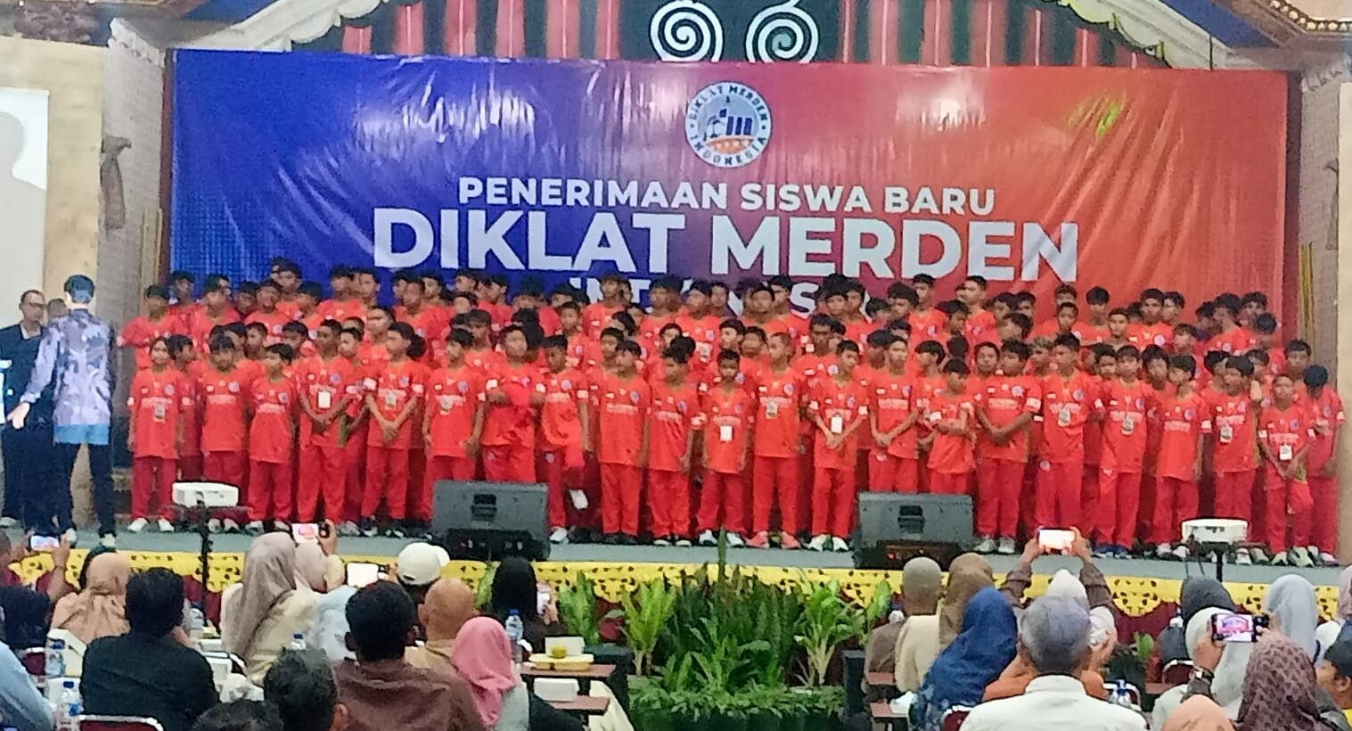Doc. Para peserta Diklat Sepak Bola Merden Banjarnegara berfoto bersama pengelola, pelatih, dan pendamping di atas panggung utama usai mengikuti rangkaian kegiatan pembinaan. Momen tersebut menjadi bagian dari dokumentasi pelaksanaan program yang memadukan pembinaan sepak bola, pendidikan karakter, dan pembinaan keagamaan di Banjarnegara.