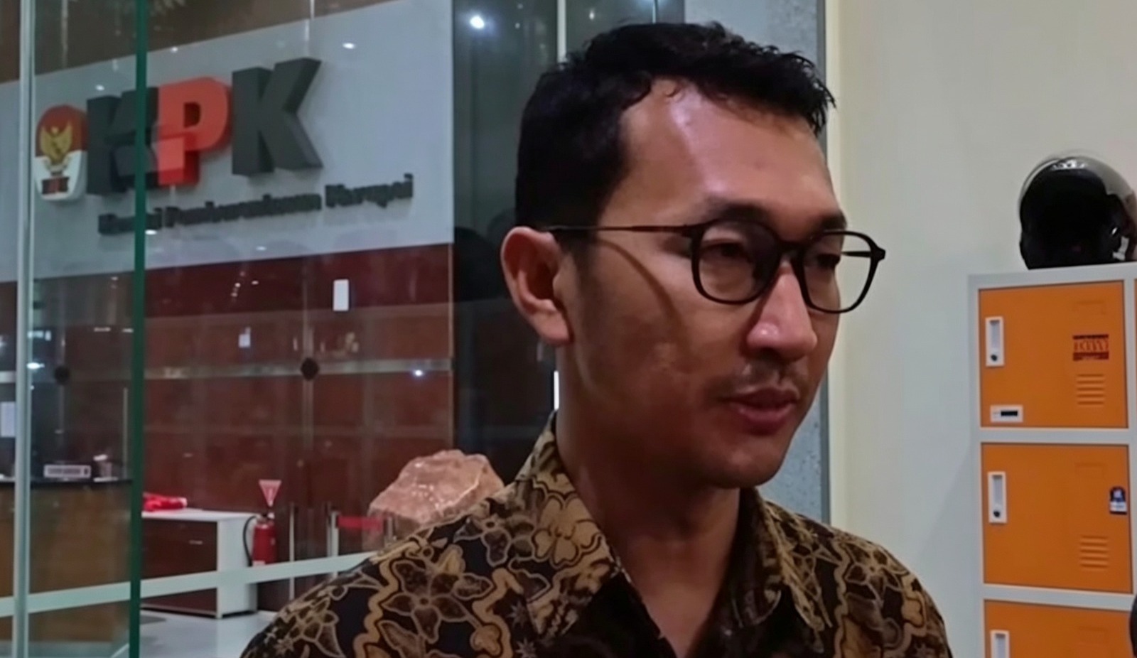 Doc. Juru Bicara KPK, Budi Prasetyo, menyampaikan keterangan kepada awak media di Gedung Merah Putih KPK, Jakarta, terkait perkembangan penyidikan kasus dugaan suap di Kabupaten Kuantan Singingi, termasuk penyitaan satu unit Toyota Land Cruiser yang diduga berkaitan dengan perkara tersebut.