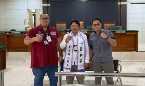 Sukindar Resmi Terima Mandat sebagai Wakil Ketua Umum DPP OA FERADI WPI, Perkuat Program Bantuan Hukum Gratis Doc. Ketua Umum DPP OA FERADI WPI, Adv. Donny Andretti, S.H., S.Kom., M.Kom., C.Md., C.PFW., C.MDF., C.JKJ., C.FTAX. (kanan), bersama Wakil Ketua Umum DPP OA FERADI WPI periode 2026–2030, Sukindar, S.H., C.PFW., C.MDF., C.JKJ., C.FTAX. (tengah), dan Kepala Divisi DPP OA FERADI WPI, Adv. Markus Wijaya, S.H. (kiri), usai penyerahan mandat kepengurusan di Semarang, Selasa (7/7/2026).