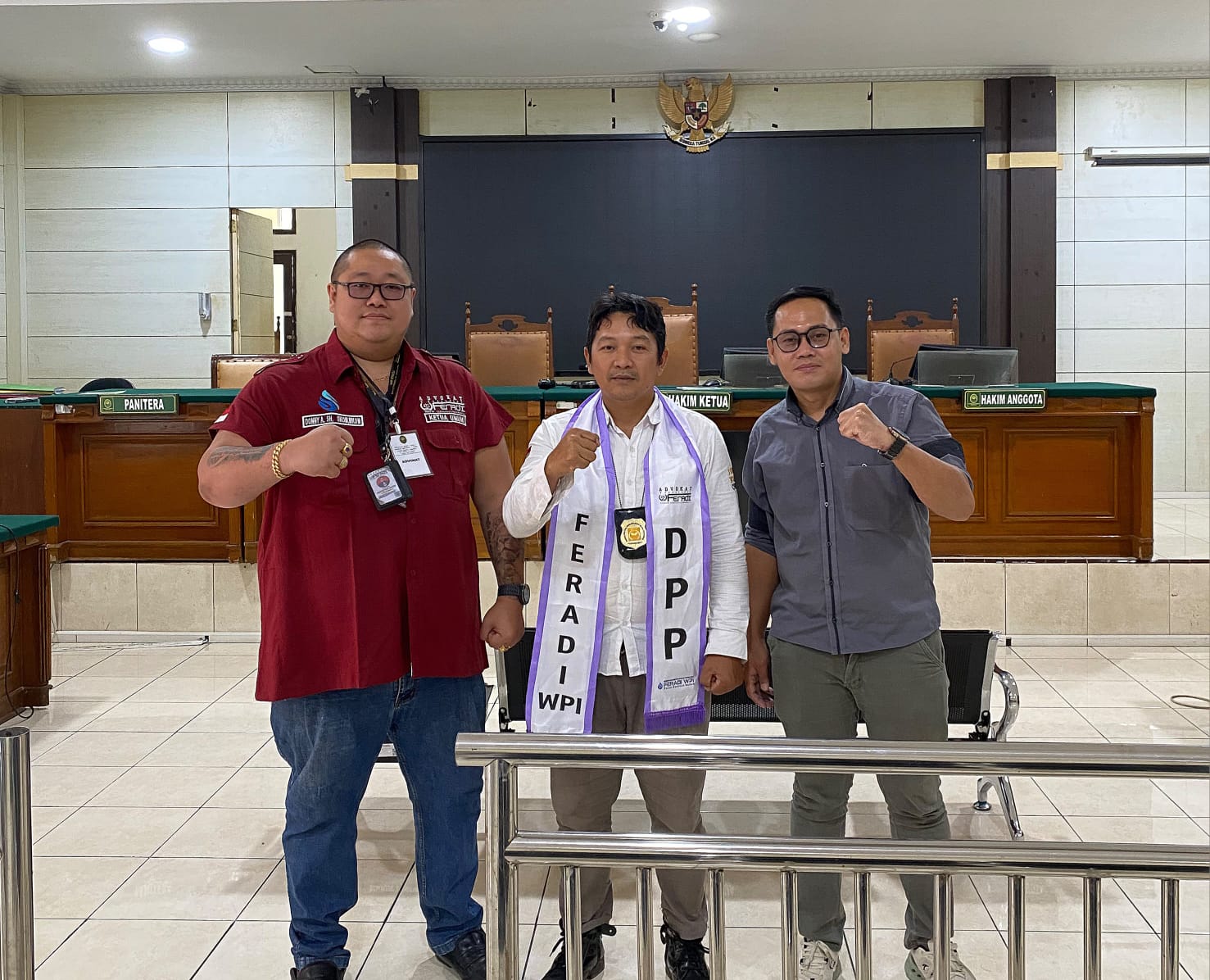 Doc. Ketua Umum DPP OA FERADI WPI, Adv. Donny Andretti, S.H., S.Kom., M.Kom., C.Md., C.PFW., C.MDF., C.JKJ., C.FTAX. (kanan), bersama Wakil Ketua Umum DPP OA FERADI WPI periode 2026–2030, Sukindar, S.H., C.PFW., C.MDF., C.JKJ., C.FTAX. (tengah), dan Kepala Divisi DPP OA FERADI WPI, Adv. Markus Wijaya, S.H. (kiri), usai penyerahan mandat kepengurusan di Semarang, Selasa (7/7/2026).
