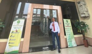 PBH FERADI WPI Kota Bogor Ajukan Gugatan Pembatalan Hibah Secara Pro Bono untuk Perjuangkan Hak Lansia 90 Tahun Doc. Kuasa Hukum Penggugat, Adv. Erwin Maulana, S.H., berada di area Pengadilan Agama Cibinong Kelas IA usai mendaftarkan gugatan pembatalan akta hibah dan sengketa waris dalam rangka pendampingan hukum secara pro bono bagi kliennya, Hj. Ma'anih, Rabu (8/7/2026).