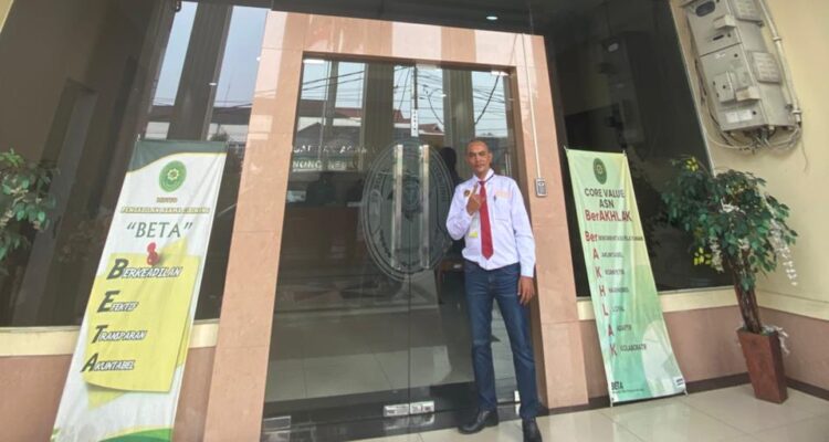 Doc. Kuasa Hukum Penggugat, Adv. Erwin Maulana, S.H., berada di area Pengadilan Agama Cibinong Kelas IA usai mendaftarkan gugatan pembatalan akta hibah dan sengketa waris dalam rangka pendampingan hukum secara pro bono bagi kliennya, Hj. Ma'anih, Rabu (8/7/2026).