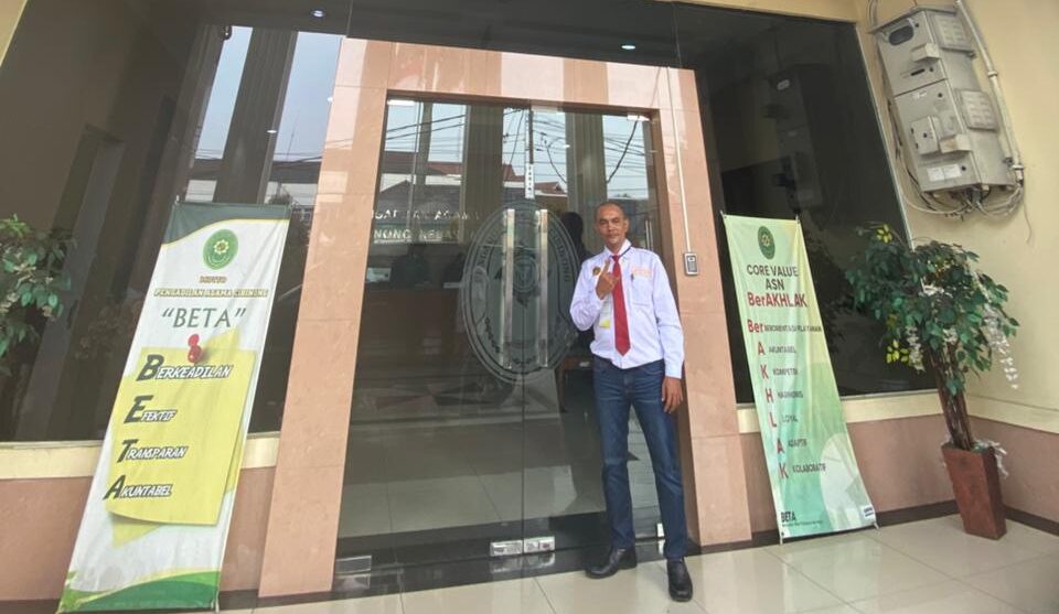 Doc. Kuasa Hukum Penggugat, Adv. Erwin Maulana, S.H., berada di area Pengadilan Agama Cibinong Kelas IA usai mendaftarkan gugatan pembatalan akta hibah dan sengketa waris dalam rangka pendampingan hukum secara pro bono bagi kliennya, Hj. Ma'anih, Rabu (8/7/2026).
