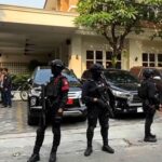 Doc. Sejumlah personel Kepolisian berseragam lengkap melakukan pengamanan di sekitar lokasi yang menjadi bagian dari rangkaian kegiatan penyidikan dugaan tindak pidana korupsi, tindak pidana pencucian uang (TPPU), dan gratifikasi di kawasan Cipete, Jakarta Selatan. Kehadiran aparat bertujuan menjaga keamanan, ketertiban, serta kelancaran proses penegakan hukum.