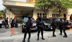 Doc. Sejumlah personel Kepolisian berseragam lengkap melakukan pengamanan di sekitar lokasi yang menjadi bagian dari rangkaian kegiatan penyidikan dugaan tindak pidana korupsi, tindak pidana pencucian uang (TPPU), dan gratifikasi di kawasan Cipete, Jakarta Selatan. Kehadiran aparat bertujuan menjaga keamanan, ketertiban, serta kelancaran proses penegakan hukum.