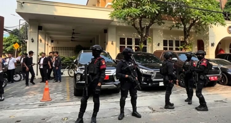 Doc. Sejumlah personel Kepolisian berseragam lengkap melakukan pengamanan di sekitar lokasi yang menjadi bagian dari rangkaian kegiatan penyidikan dugaan tindak pidana korupsi, tindak pidana pencucian uang (TPPU), dan gratifikasi di kawasan Cipete, Jakarta Selatan. Kehadiran aparat bertujuan menjaga keamanan, ketertiban, serta kelancaran proses penegakan hukum.