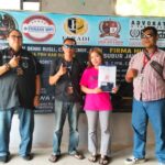 Doc. Gesi Dinasari (tengah) berfoto bersama tim pendamping hukum dari PBH FERADI WPI Subang usai melakukan pendampingan terkait pengambilan BPKB kendaraan bermotor dan pembahasan langkah hukum lanjutan di Subang, Jawa Barat. Pendampingan dilakukan sebagai bagian dari upaya penyelesaian perkara sesuai mekanisme hukum yang berlaku.