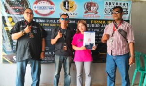 Doc. Gesi Dinasari (tengah) berfoto bersama tim pendamping hukum dari PBH FERADI WPI Subang usai melakukan pendampingan terkait pengambilan BPKB kendaraan bermotor dan pembahasan langkah hukum lanjutan di Subang, Jawa Barat. Pendampingan dilakukan sebagai bagian dari upaya penyelesaian perkara sesuai mekanisme hukum yang berlaku.