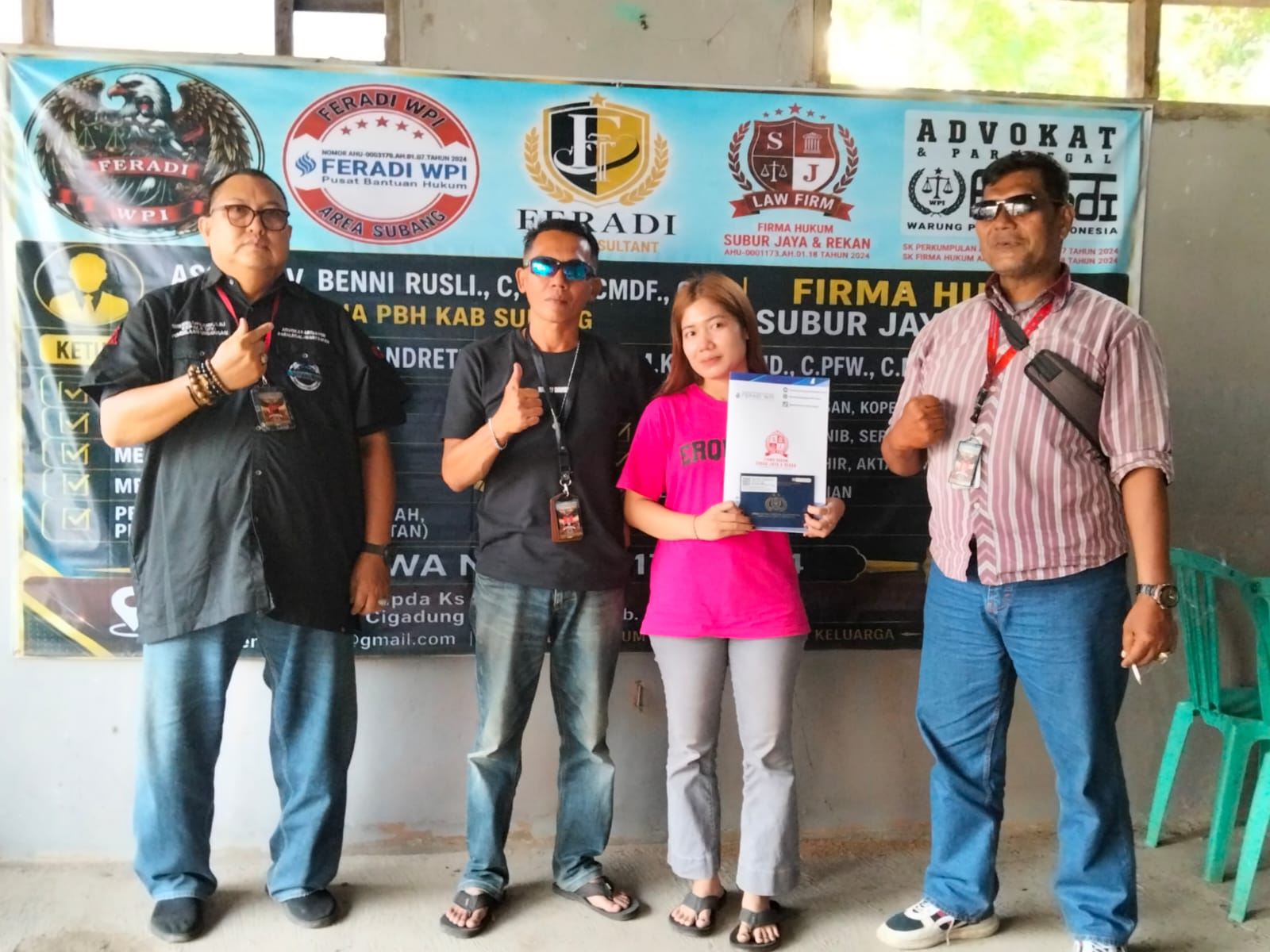 Doc. Gesi Dinasari (tengah) berfoto bersama tim pendamping hukum dari PBH FERADI WPI Subang usai melakukan pendampingan terkait pengambilan BPKB kendaraan bermotor dan pembahasan langkah hukum lanjutan di Subang, Jawa Barat. Pendampingan dilakukan sebagai bagian dari upaya penyelesaian perkara sesuai mekanisme hukum yang berlaku.