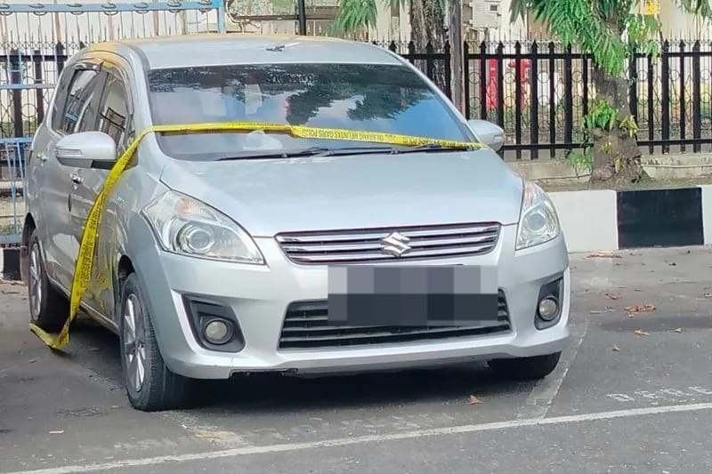 Doc. Kendaraan yang diduga berkaitan dengan kasus tabrak lari yang menewaskan penyapu jalan Dewi Fitriani di kawasan Kayu Tangi, Banjarmasin, dipasangi garis polisi sebagai bagian dari proses penyelidikan dan penyidikan yang dilakukan Satlantas Polresta Banjarmasin. Nomor polisi kendaraan telah diblur oleh redaksi untuk menghormati asas praduga tak bersalah dan menjaga kepentingan proses hukum yang masih berlangsung.