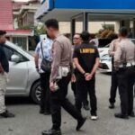 Doc. Sejumlah petugas berada di lokasi sebagai bagian dari rangkaian penanganan kasus dugaan tabrak lari yang menewaskan petugas kebersihan Dinas Lingkungan Hidup (DLH) Kota Banjarmasin, Dewi Fitriani. Proses penyidikan masih berlangsung dan kepolisian terus mengumpulkan alat bukti sesuai ketentuan hukum yang berlaku.