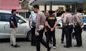 Doc. Sejumlah petugas berada di lokasi sebagai bagian dari rangkaian penanganan kasus dugaan tabrak lari yang menewaskan petugas kebersihan Dinas Lingkungan Hidup (DLH) Kota Banjarmasin, Dewi Fitriani. Proses penyidikan masih berlangsung dan kepolisian terus mengumpulkan alat bukti sesuai ketentuan hukum yang berlaku.