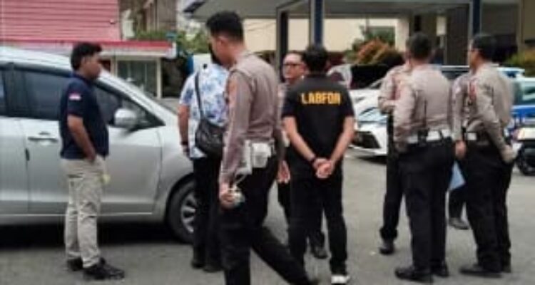 Doc. Sejumlah petugas berada di lokasi sebagai bagian dari rangkaian penanganan kasus dugaan tabrak lari yang menewaskan petugas kebersihan Dinas Lingkungan Hidup (DLH) Kota Banjarmasin, Dewi Fitriani. Proses penyidikan masih berlangsung dan kepolisian terus mengumpulkan alat bukti sesuai ketentuan hukum yang berlaku.