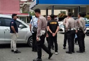 Doc. Sejumlah petugas berada di lokasi sebagai bagian dari rangkaian penanganan kasus dugaan tabrak lari yang menewaskan petugas kebersihan Dinas Lingkungan Hidup (DLH) Kota Banjarmasin, Dewi Fitriani. Proses penyidikan masih berlangsung dan kepolisian terus mengumpulkan alat bukti sesuai ketentuan hukum yang berlaku.