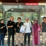 Doc. Tim Hukum FERADI WPI bersama pelapor berfoto di depan kantor kepolisian usai menjalani rangkaian proses penyampaian pengaduan dan koordinasi terkait penanganan perkara yang sedang berlangsung. Kehadiran tim pendamping hukum merupakan bagian dari upaya memberikan bantuan hukum kepada klien sesuai mekanisme dan ketentuan peraturan perundang-undangan yang berlaku.