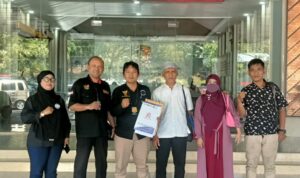 Tim Hukum FERADI WPI Dampingi Pelapor dalam Perkara Sengketa Pinjaman Rp150 Juta, Menunggu Proses Ditreskrimum Polda Jateng Doc. Tim Hukum FERADI WPI bersama pelapor berfoto di depan kantor kepolisian usai menjalani rangkaian proses penyampaian pengaduan dan koordinasi terkait penanganan perkara yang sedang berlangsung. Kehadiran tim pendamping hukum merupakan bagian dari upaya memberikan bantuan hukum kepada klien sesuai mekanisme dan ketentuan peraturan perundang-undangan yang berlaku.